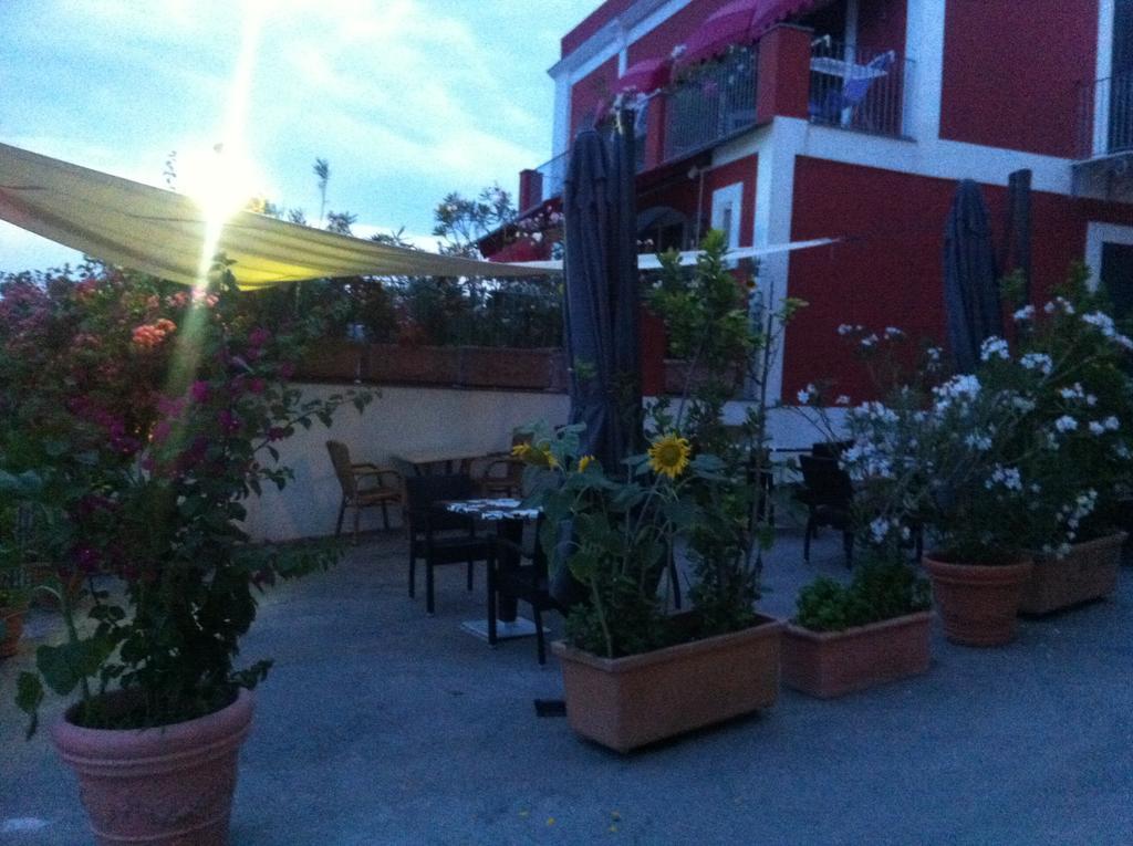 Hotel Villa Iulia Вентотене Екстериор снимка