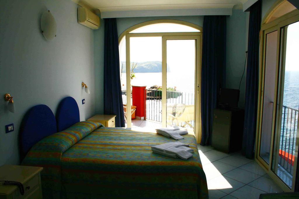 Hotel Villa Iulia Вентотене Екстериор снимка