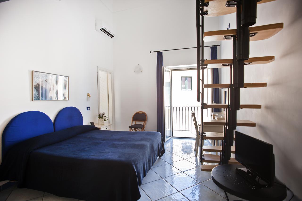 Hotel Villa Iulia Вентотене Екстериор снимка
