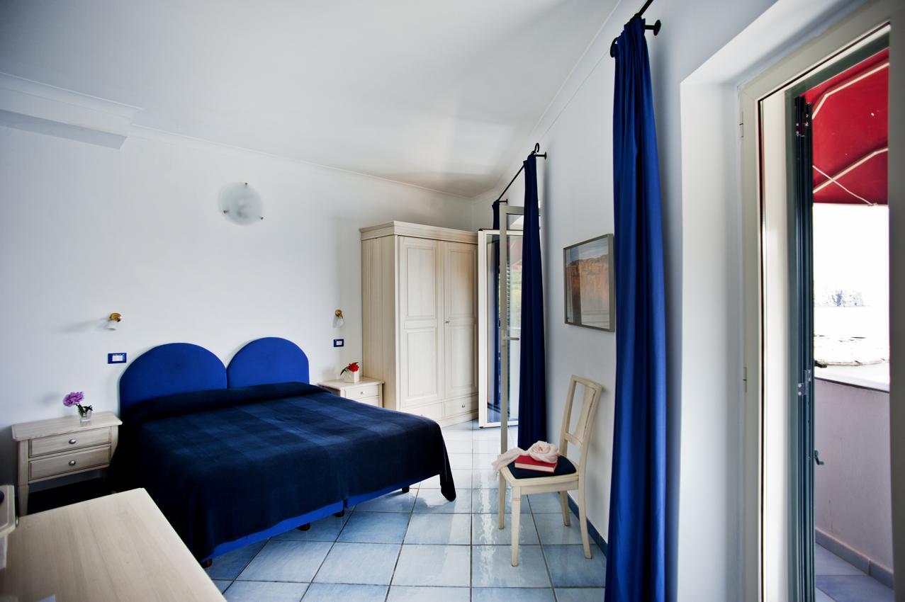 Hotel Villa Iulia Вентотене Екстериор снимка
